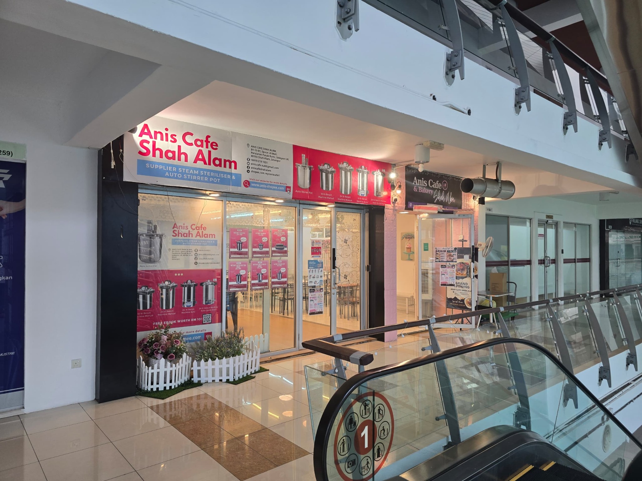 Pandangan hadapan Anis Cafe dari dalam Space U8 Mall